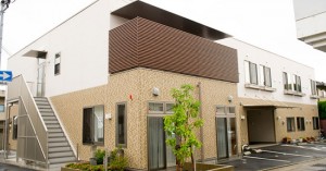 木材とレンガを組み合わせた現代的な介護施設の建物外観